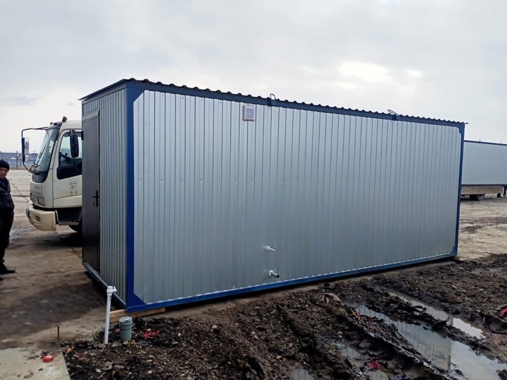 bytovka-s-odnim-oknom-v-torce-6x2-4-smartbox-stroy