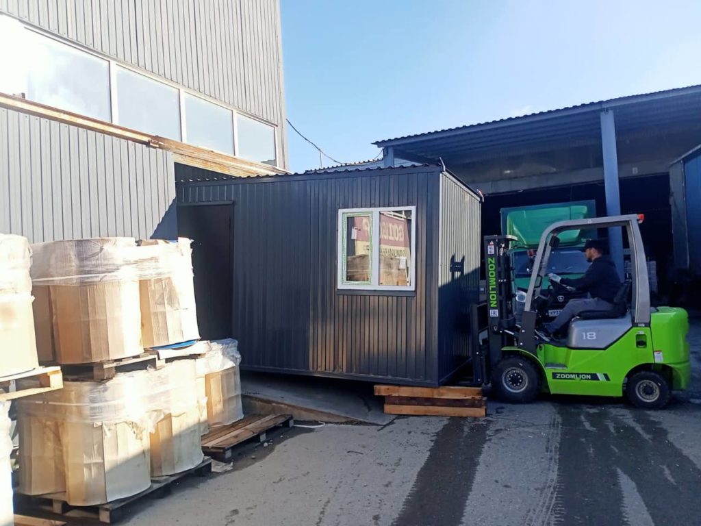 bytovka-s-odnim-oknom-4x2-4-smartbox-stroy