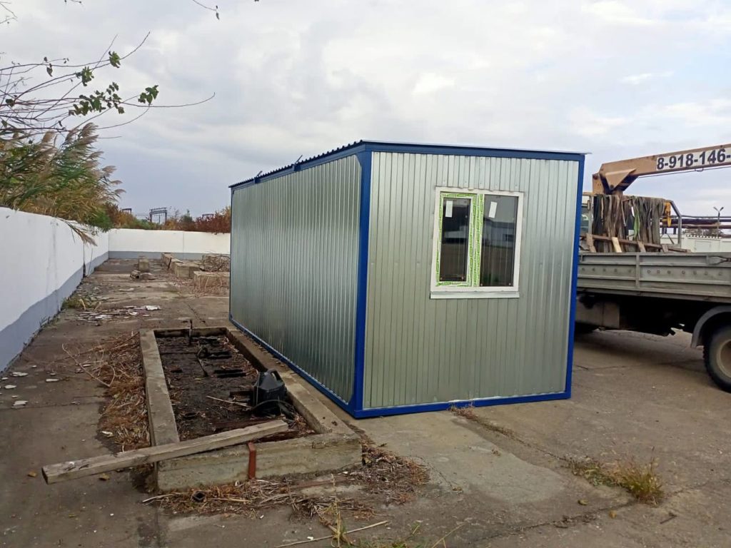 bytovka-s-odnim-oknom-v-torce-6x2-4-smartbox-stroy
