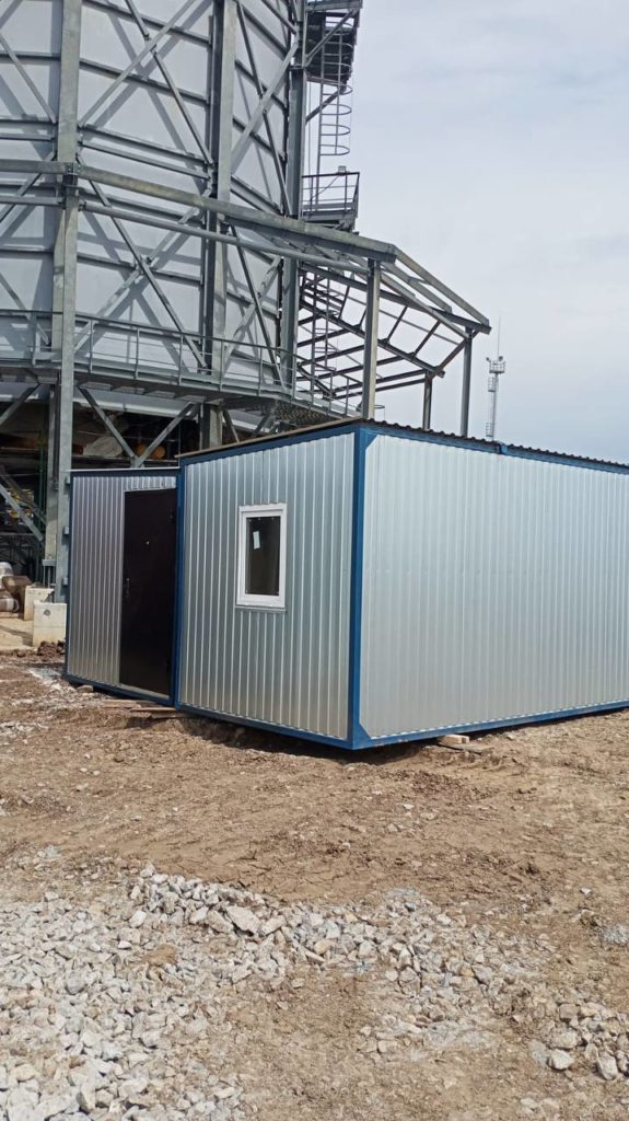 bytovka-s-odnim-oknom-v-torce-6x2-4-smartbox-stroy