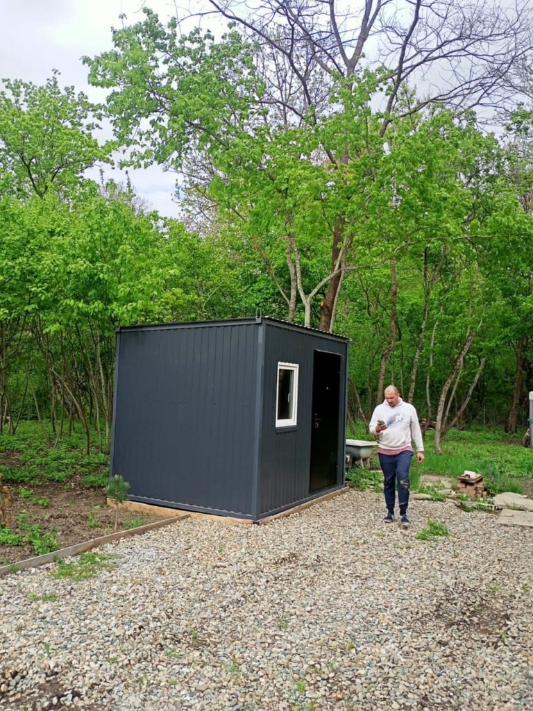 bytovka-s-odnim-oknom-3x2-4-smartbox-stroy